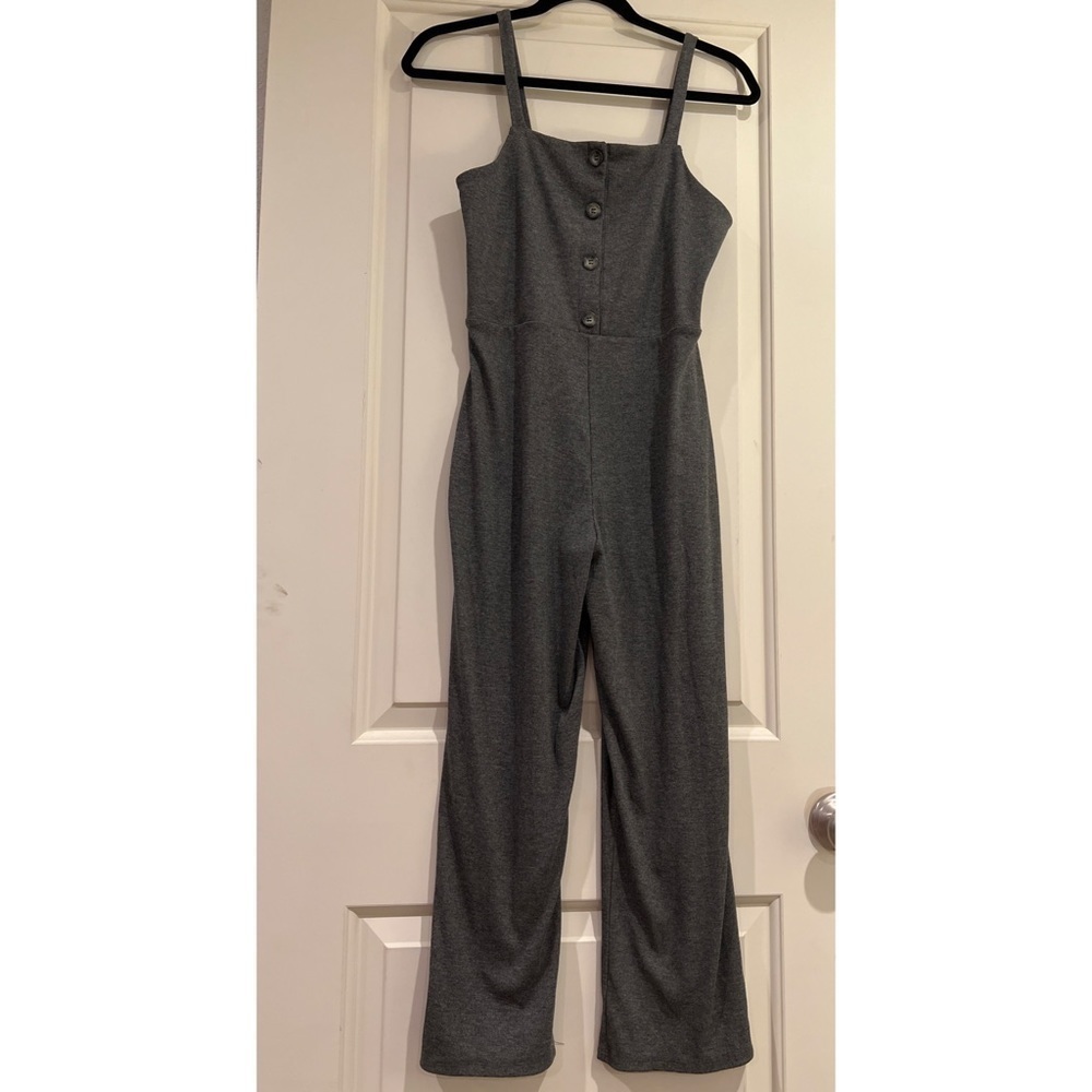 Walking ON SUNSHINE SLEEVELESS BUTTON FRONT GRAY JUMPSUIT - SIZE XL